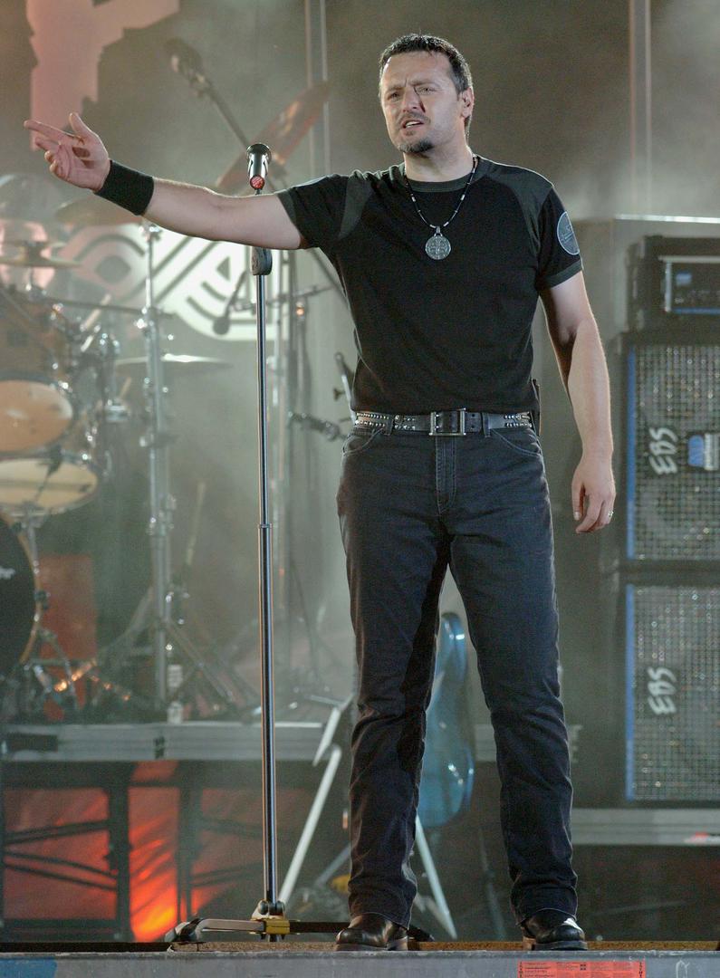 Posebno je pozdravio branitelje, invalide, obitelji poginulih heroja, generale i ostale prisutne.