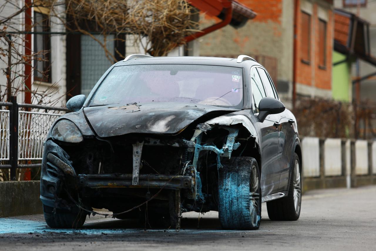 U Dubravi izgorio Porsche Cayenne