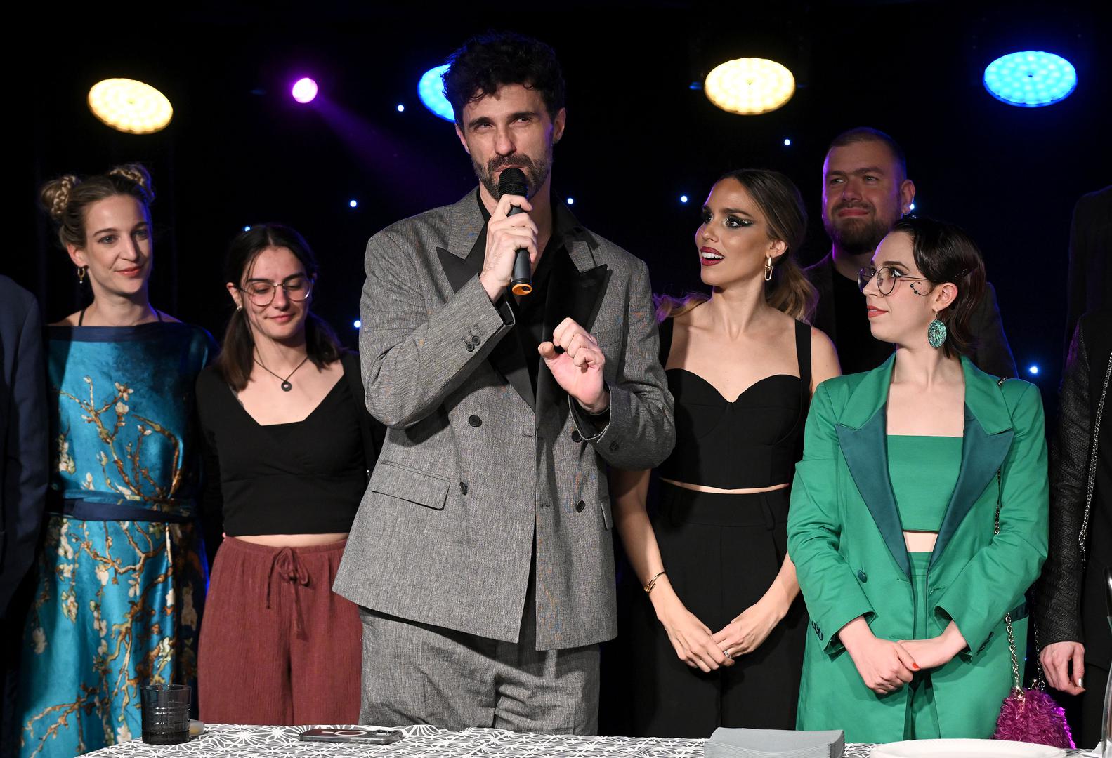 Redatelj i koreograf Igor Barberić uspješno je na hrvatsku scenu prenio energiju ovog komornog mjuzikla, s duhovitim dijalozima i pamtljivim pjesmama.