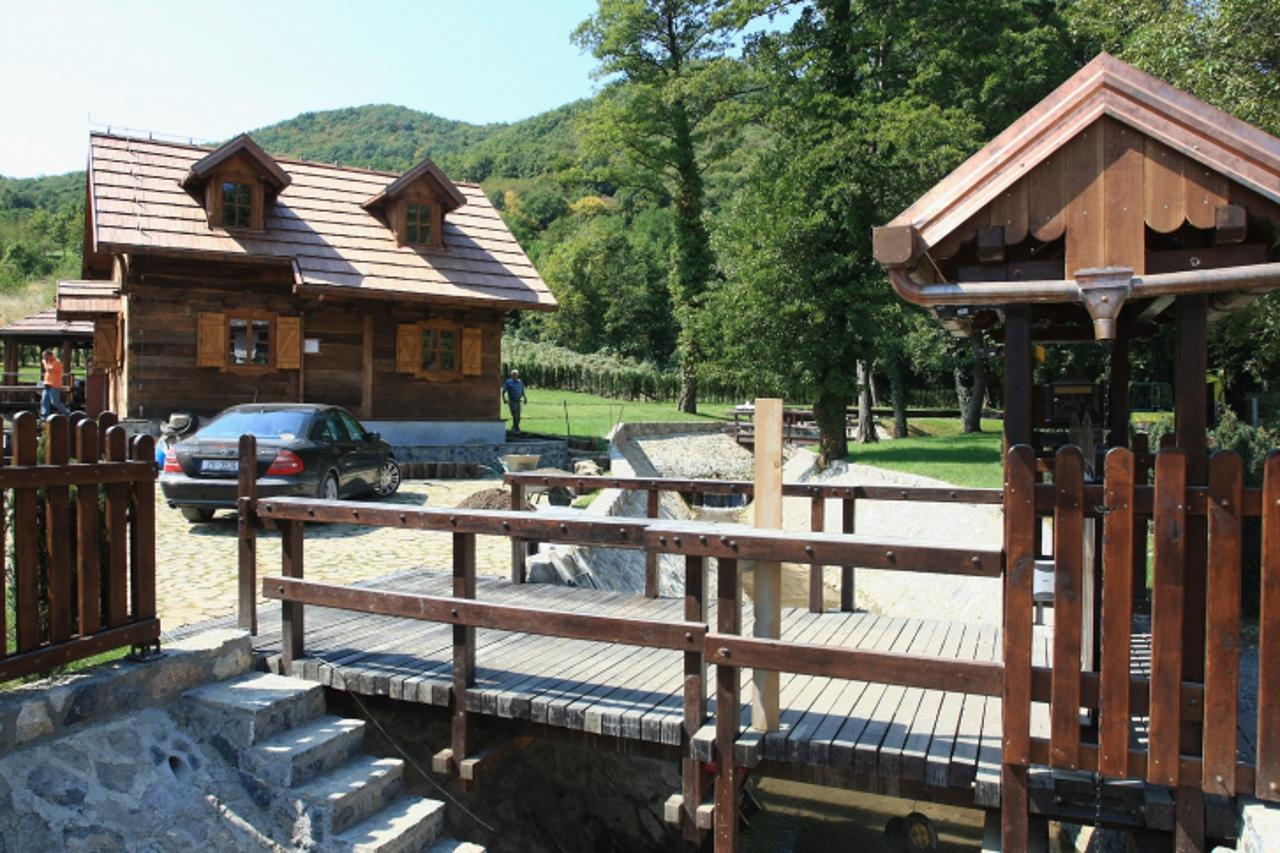 '31.08.2011. Zagreb - Robert Ljutic, Bandicev tjelohranitelj obnavlja staru kucu i rekonstrukciju vodinece u ulici Gorscica na samom ulazu u park prirode Medvednica.Photo: Marko Prpic/PIXSELL'