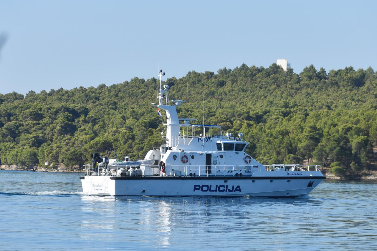 Šibenik: Brod pomorske policije Željko Raguž-Dubrovnik u kanalu Sv.Ante
