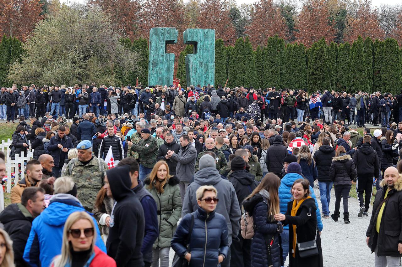 Vukovar: Kolona sje?anja na putu prema Memorijalnom groblju