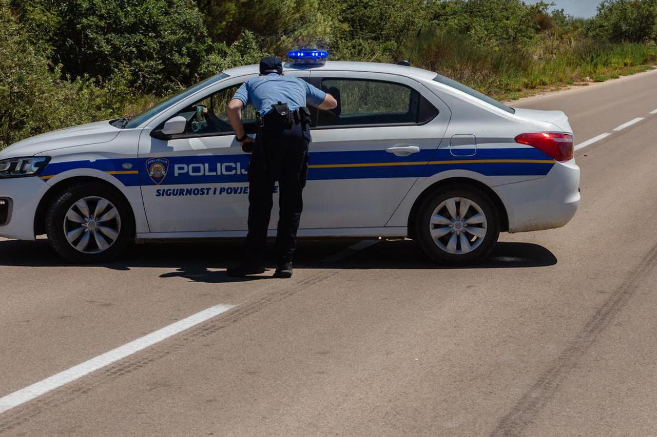 Visočane: Požar na Benkovačkoj cesti gase vatrogasci i kanader