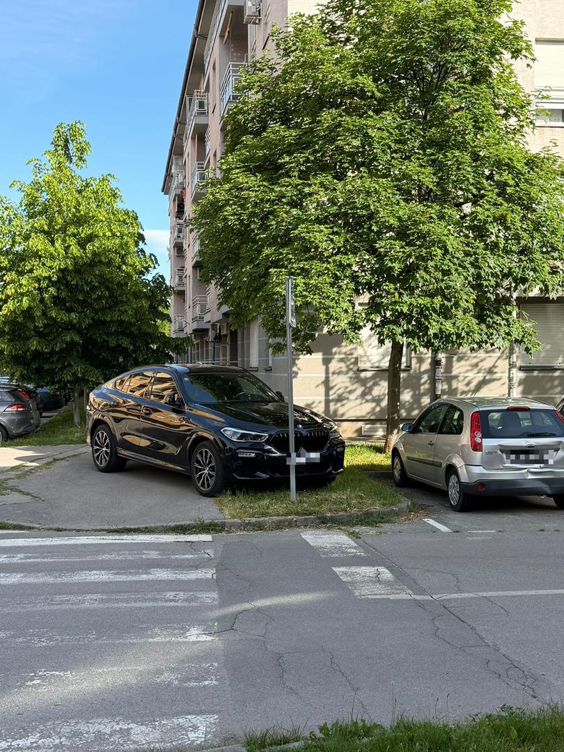 Naime, tamo je vozač ostavio automobil preko pločnika i zelene površine, tik prije pješačkog prijelaza. 