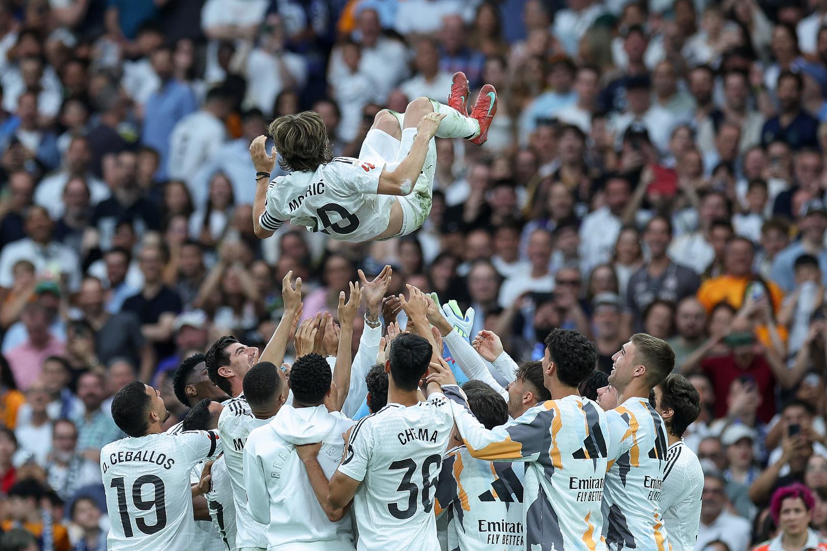 Luka Modrić imao je čudesan oproštaj od Realova dresa, suigrači su ga bacali u zrak na njegovoj posljednjoj utakmici u dresu kraljevskog kluba