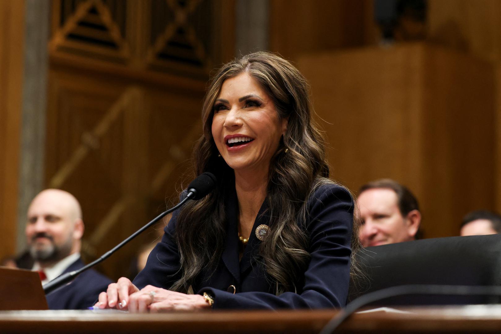 Trenutna guvernerka Južne Dakote, 53-godišnja Noem je stekla pozornost na nacionalnoj razini kada je odbila uvesti obvezu nošenja maski tijekom pandemije. Noem je tijekom senatskog saslušanja nezakonitu imigraciju prikazala kao "invaziju", a američko-meksičku granicu kao "ratnu zonu". Obećala je da će podržati Trumpovu tvrdu liniju glede useljavanja.