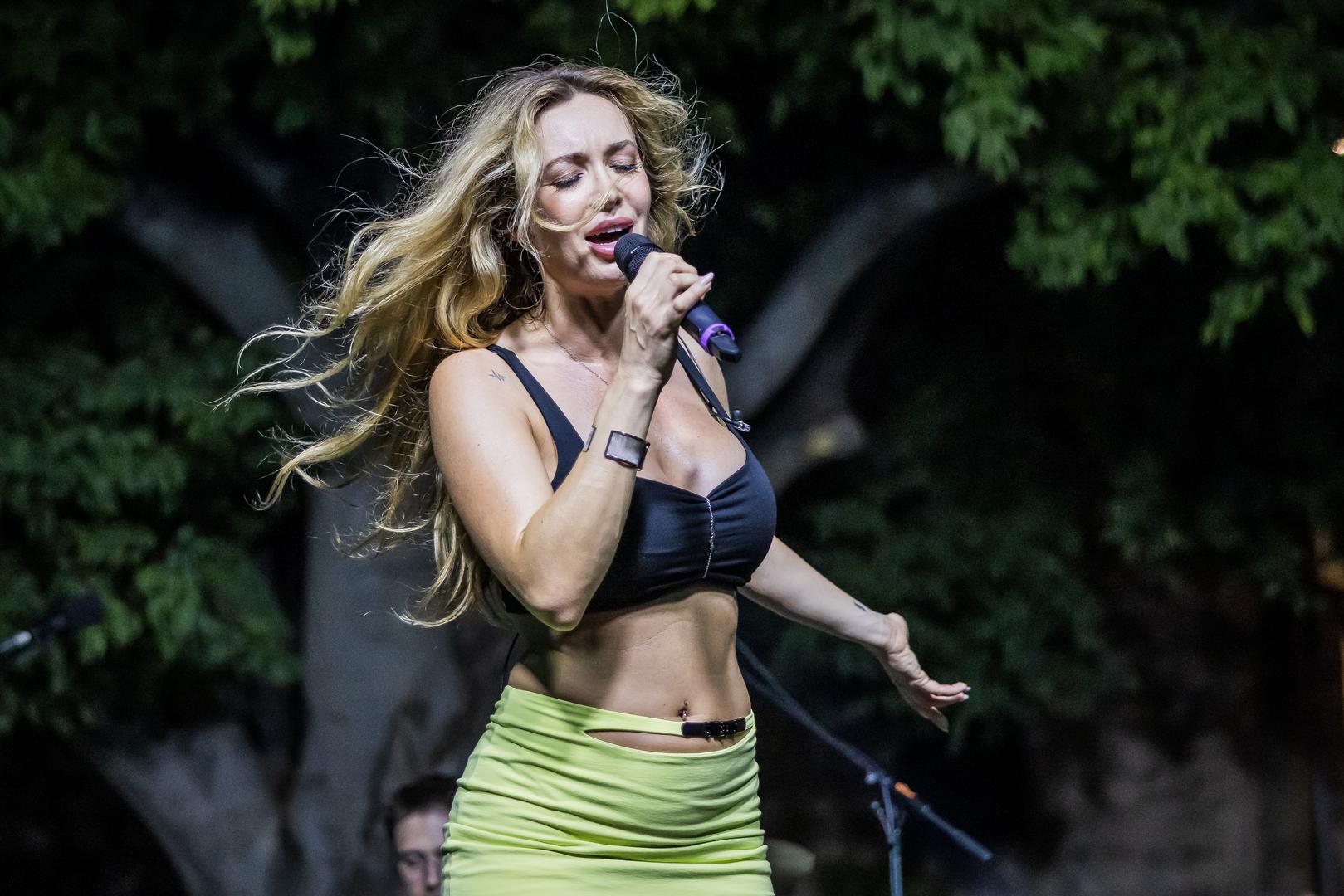 Popularna pjevačica Lidija Bačić održala je u subotu navečer koncert za pamćenje u Gradcu. Prepuni Trg Soline pjevao je s njom uglas njezine najveće hitove, a pjevačica je atmosferu dovela do usijanja energičnim nastupom i atraktivnim izgledom