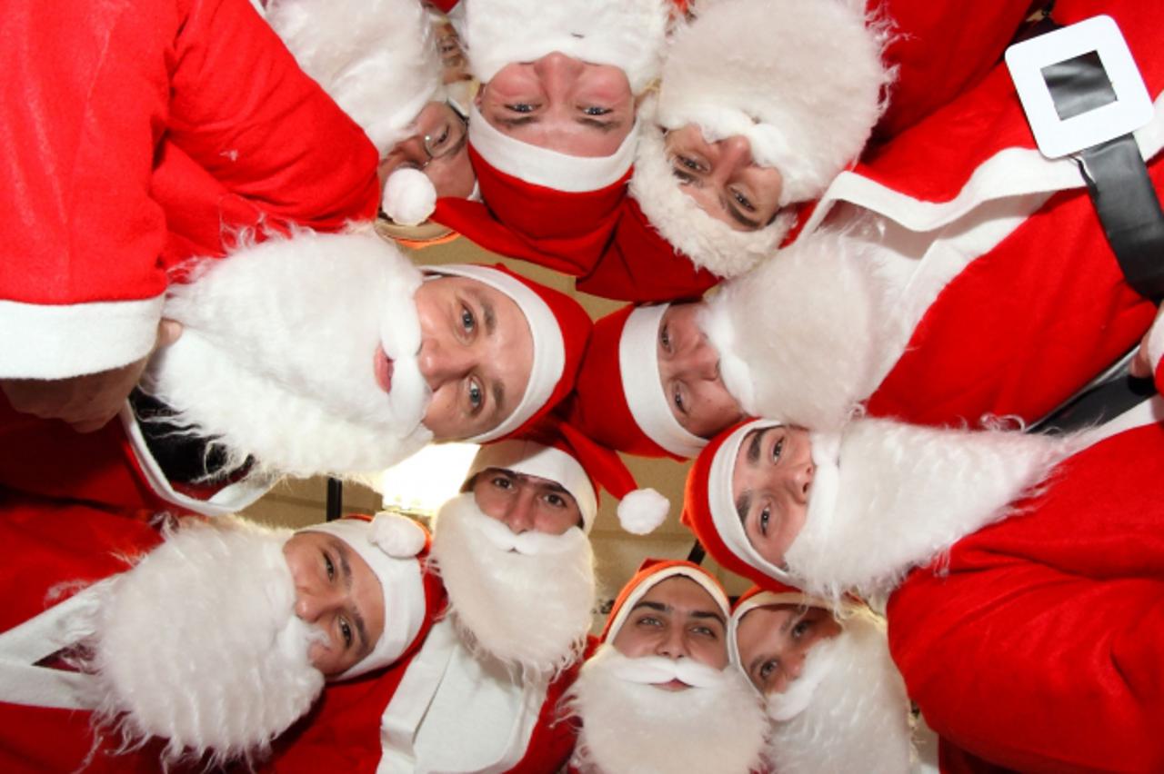 '09.12.2009.,Zagreb,Hrvatska.19. mladica iz Zapresica i okolice u predbozicno vrijeme oblaci odoru Djeda Mraza, obilazi djecje domove i djecje odjele u bolnicama te dijele poklone bolesnoj i napusteno