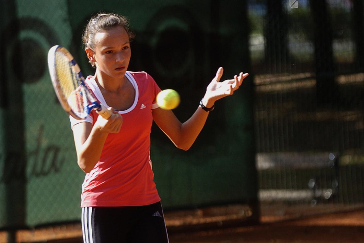'slavonija,21.10.2009,osijek,hrvatska,talentirana osjecka tenisacica donna vekic 13god,osvojila turnir kraljevine bahrein do 18 godina,donna vekic na treningu Photo: Marko Mrkonjic/VLM'