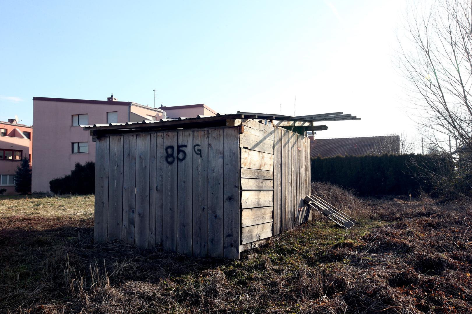 Prijavljen je bio na adresi Gradna 85G jer mu je Grad Samobor u sklopu programa zbrinjavanja branitelja dodijelio građevinsko zemljište površine 655 četvornih metara na kojemu je u tri godine trebao izgraditi kuću, no to nije učinio. 