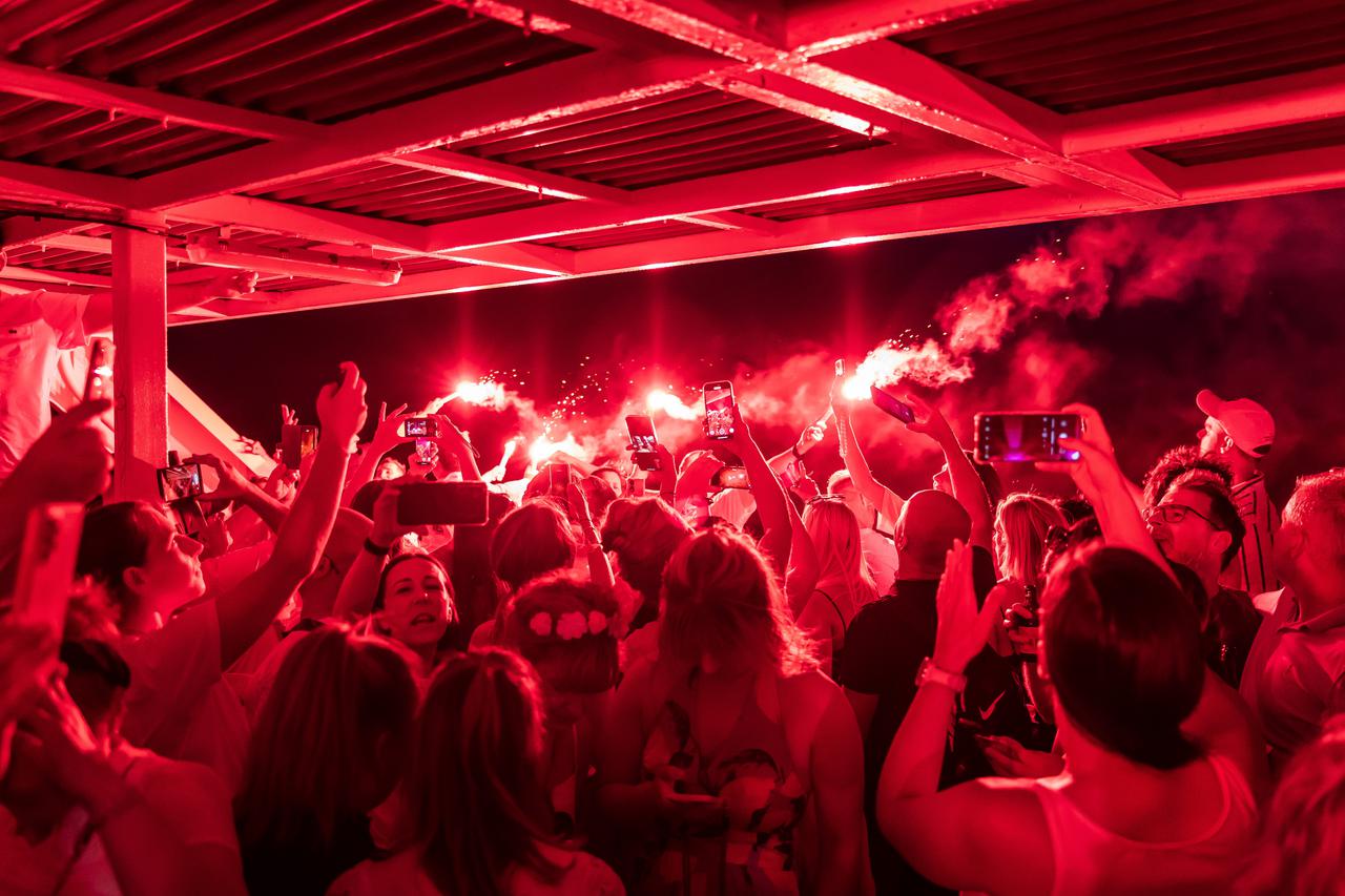 Split: Koncert u čast Oliveru Dragojeviću  na trajektu za Velu Luku