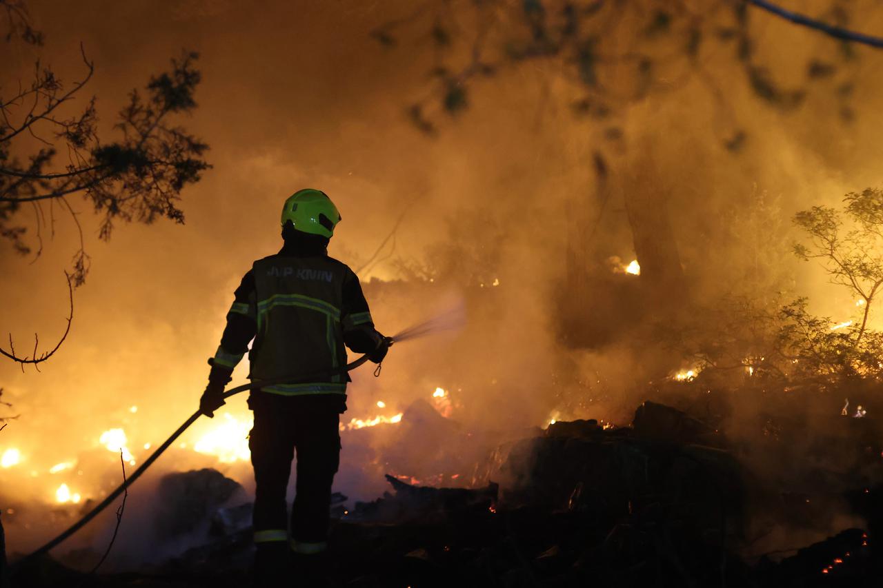 Brač:Još jedna neprospavana noć za gasitelje.