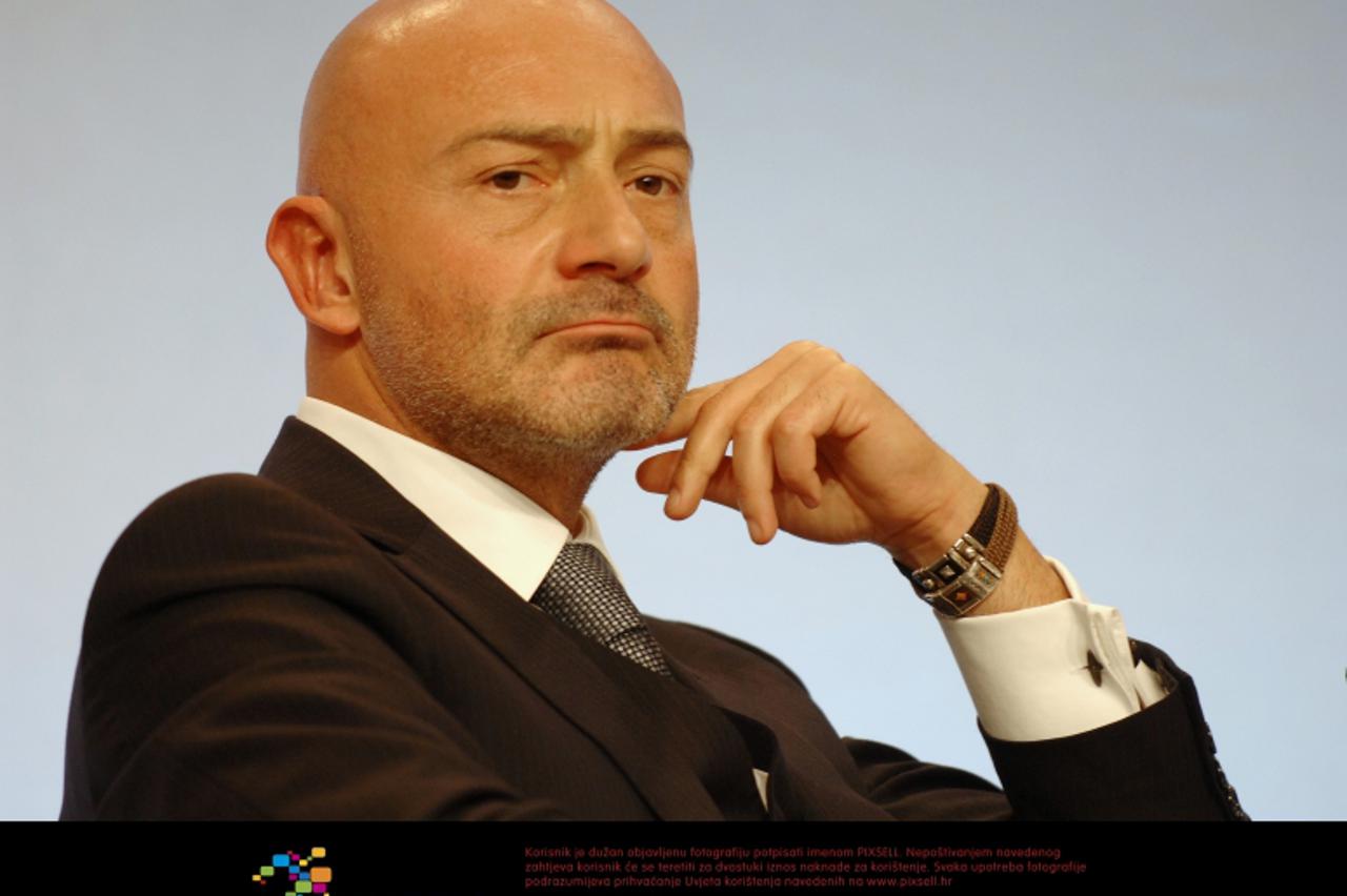 '10.10.2011.,  Zagreb- U zagrebackom hotelu Westin odrzan je Hrvatski investicijski forum kojeg je  otvorila  predsjednica vlade Jadranka Kosor. Nakon pzdravnih rijeci odrzana je panel diskusija o jac