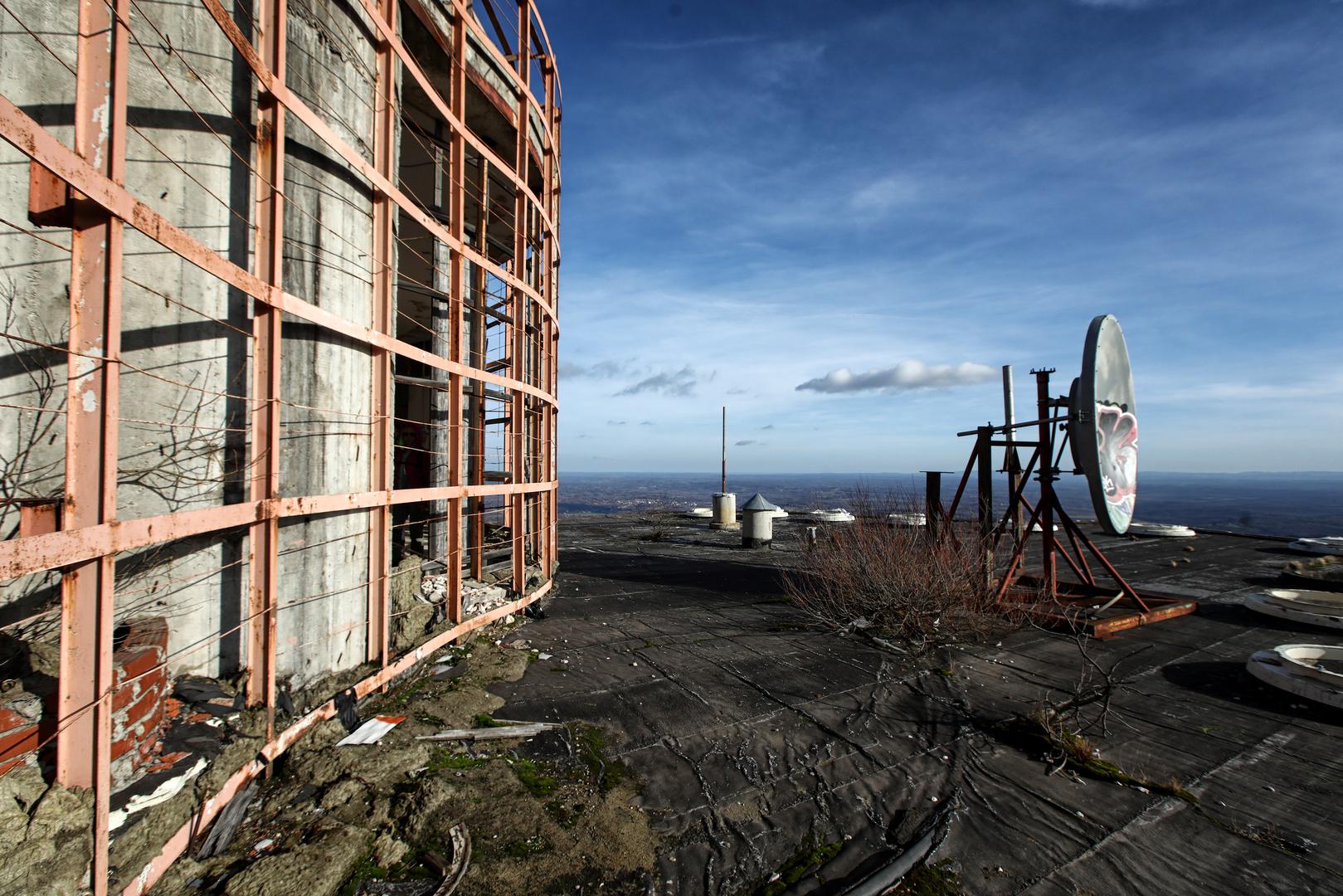 Zidovi išarani grafitima i ostaci smeća svjedoče o potpunoj odsutnosti brige nad ovim zaštićenim spomenikom kulture.