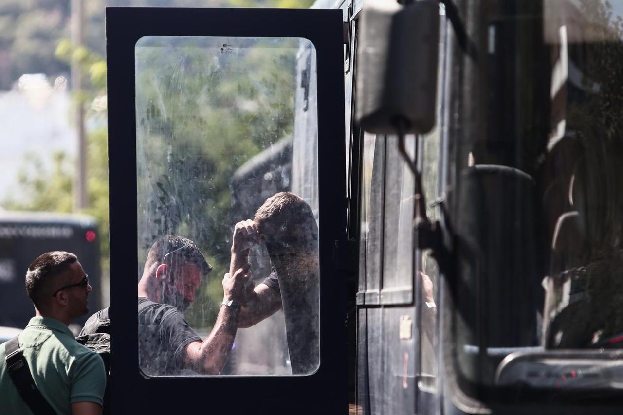 Prva skupina uhićenih navijača dovedena pred istražitelje na sud u Ateni