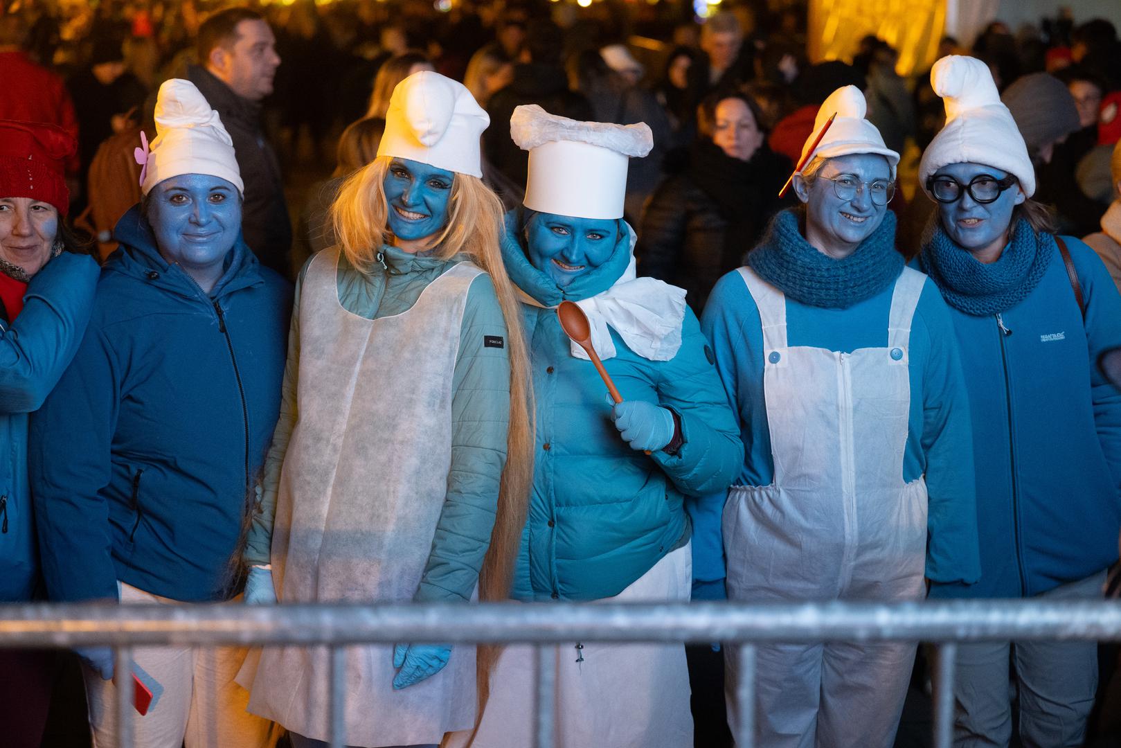 Atmosferu u publici dodatno su ugrijali ljudi pod maskama, među kojima se istaknula skupina Štrumpfeta.