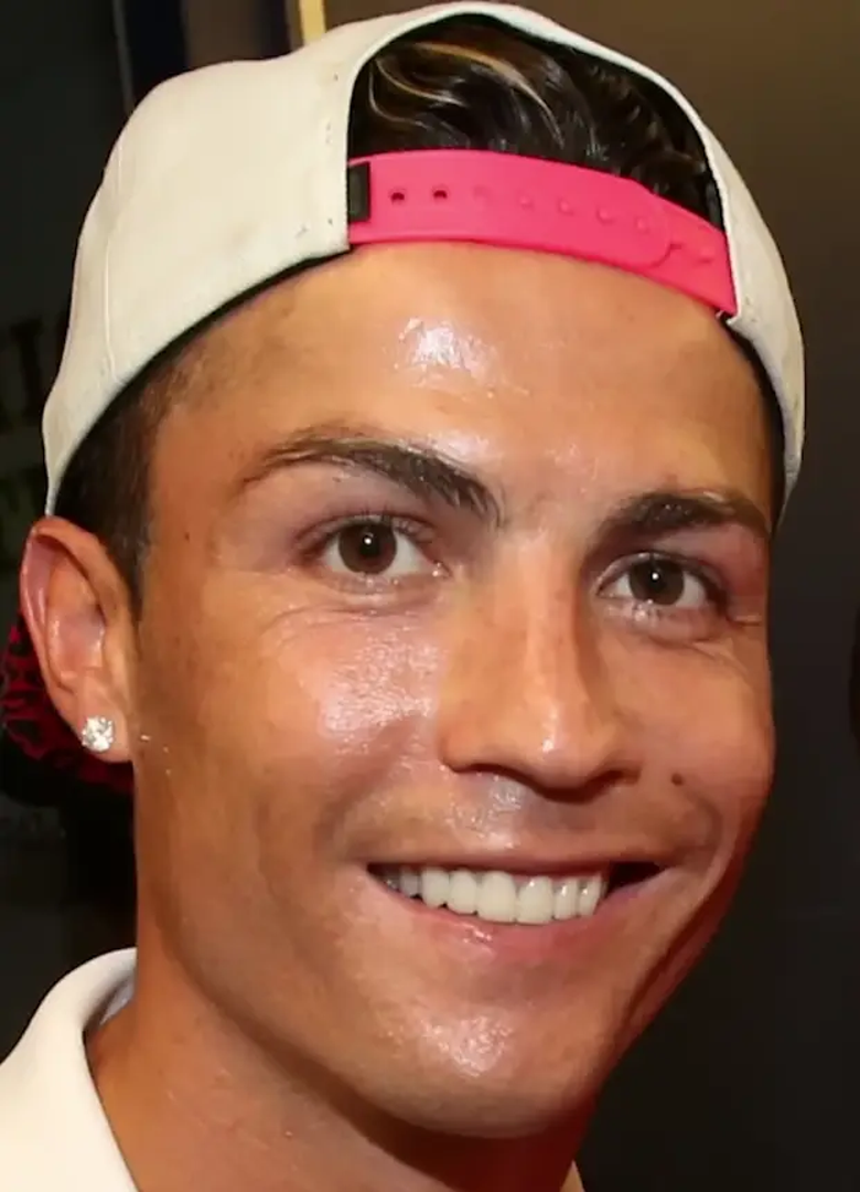 Njegova majka Dolores bila je kuharica, a otac Dinis vrtlar i oružar u lokalnom klubu, boreći se s alkoholizmom. Siromaštvo je bilo toliko teško da je majka kasnije priznala kako je zbog nedostatka novca razmišljala o pobačaju. U jednom je intervjuu Ronaldo otkrio kako je kao dječak s prijateljima molio za hamburgere u McDonald'su pokraj stadiona jer često nisu imali što jesti.