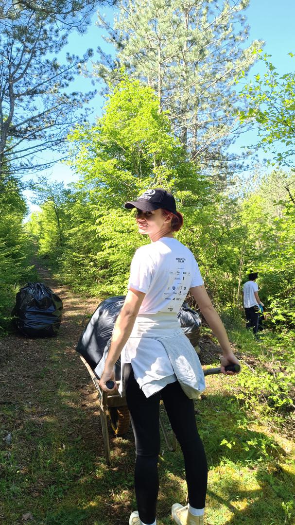 Sunčan dan u Kninu ekipa iz Ekološke udruge "Krka" odlučila je provesti u prirodi i posvetiti ga borbi za čišći okoliš. 