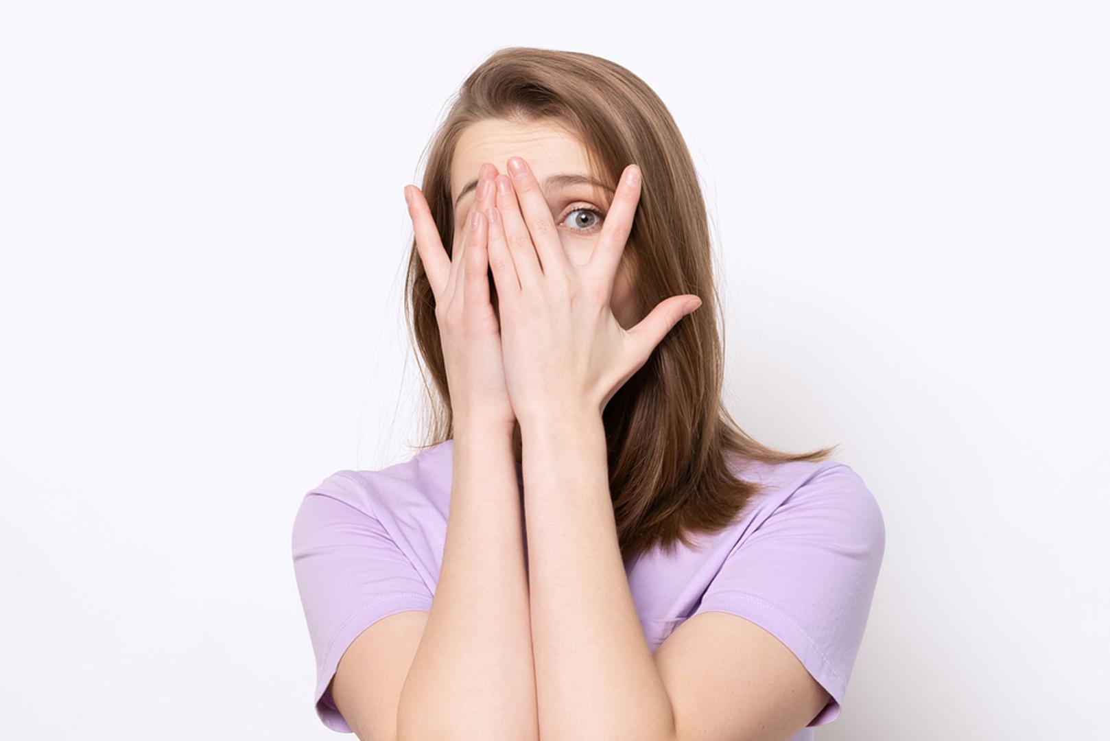 Škorpion najdublje strahuje od izdaje, gubitka kontrole i razotkrivanja ranjivosti. Intenzitet osjećaja pojačava i strah pa reagira kontrolom ili povlačenjem. Pamtljiv je i oprezan kad osjeti prijetnju. Iscjeljenje dolazi kroz povjerenje i mudro birane intimnosti. Kad pretvori kontrolu u hrabru iskrenost, počinje djelovati transformirajuće na sebe i druge.