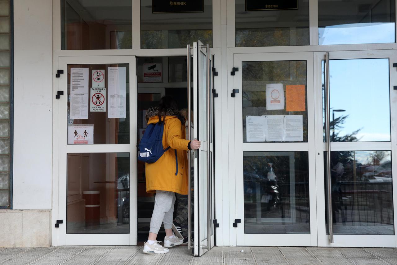 Srednjoškolci u šibensko-kninskoj županiji prelaze na online nastavu