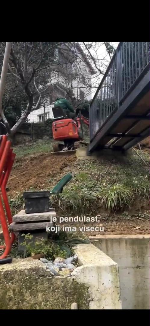 Kako je otkrila, ona i suprug kupili su gornju polovicu kuće kako bi stvorili dom za sebe i sinove, Roka i Rija, dok u donjem dijelu žive njezini roditelji.