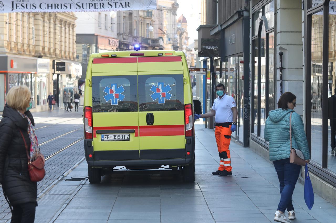 Zagreb: Djelatnici Hitne medicinske pomoći s maskama na licu