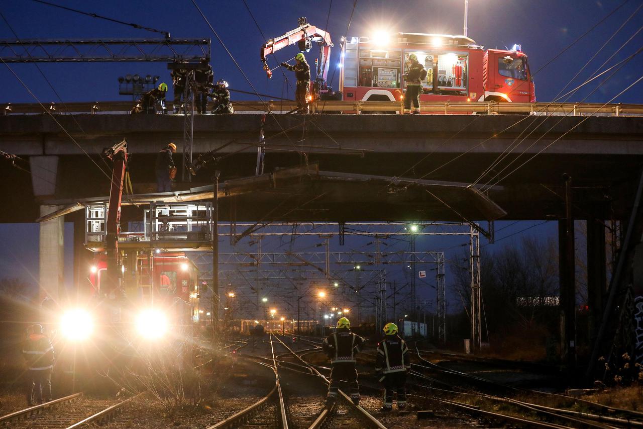 Zagreb: Urušio se dio ograde nadvožnjaka koji vodi prema trgovačkom centru Supernova