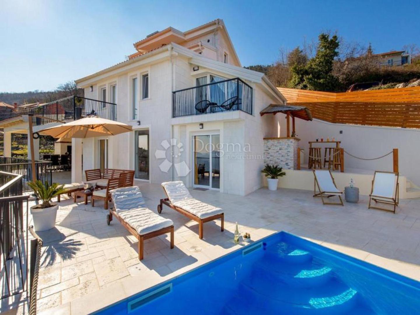 Kako stoji u oglasu objavljenom na Njuškalu, moderna vila ima bazen (32m2), veliku terasu i panoramski pogled na more. 

