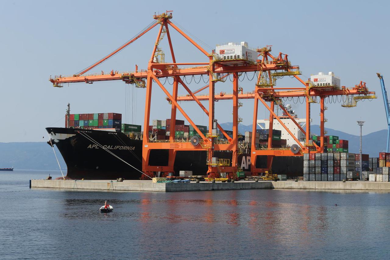 Rijeka: Ukrcavanje kontejnera na brod APL California