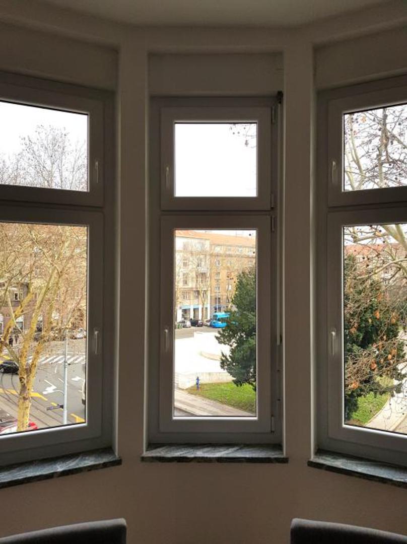 U blizini se nalazi i središnjica HDZ-a