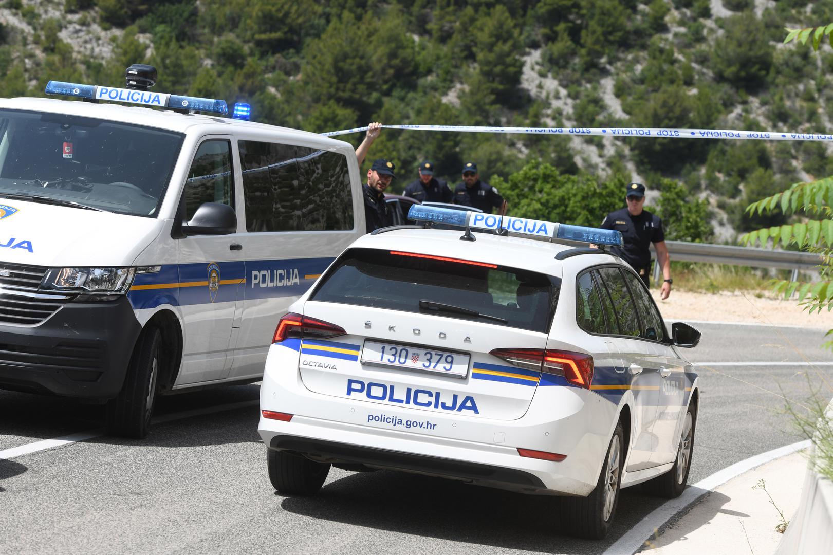 21.06.2023., Pakovo Selo - U kanjonu rijeke Cikole na podrucju Pakova Sela u Sibensko-kninskoj zupaniji srusio se helikopter madjarskih oruzanih snaga koji se u Hrvatskoj nalazi na obuci. Policija je blokirala cestu prema mjestu pada helikoptera. Photo: Hrvoje Jelavic/PIXSELL
