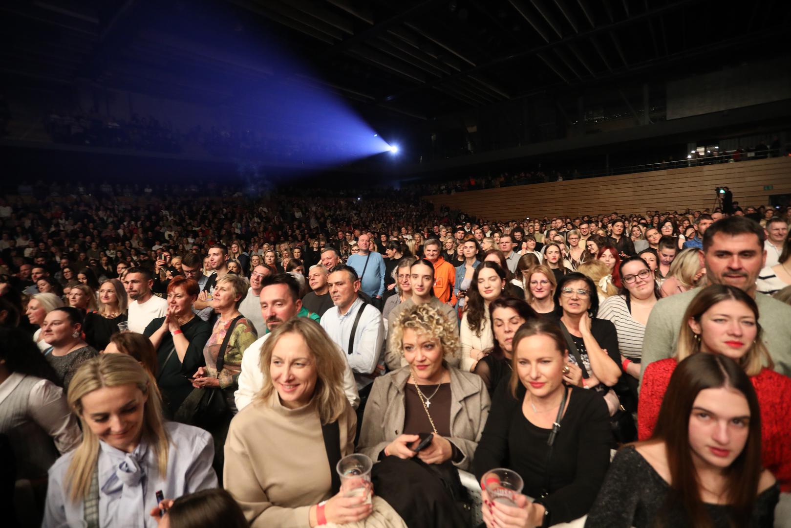 - Znate da volim mlade. Uvijek ističem mladost oko mene, koja me drži... Bez njih je sve nula. Imam čast i zadovoljstvo da predivan mladi čovjek piše pjesme i pokloni ih meni. On se zove Ivan Huljić. Došao je večeras u Rijeku s puta daleka kako bi bio s nama. I znate što, napravili smo novi album - priznala je glazbena diva i izazvala gromoglasan aplauz. 