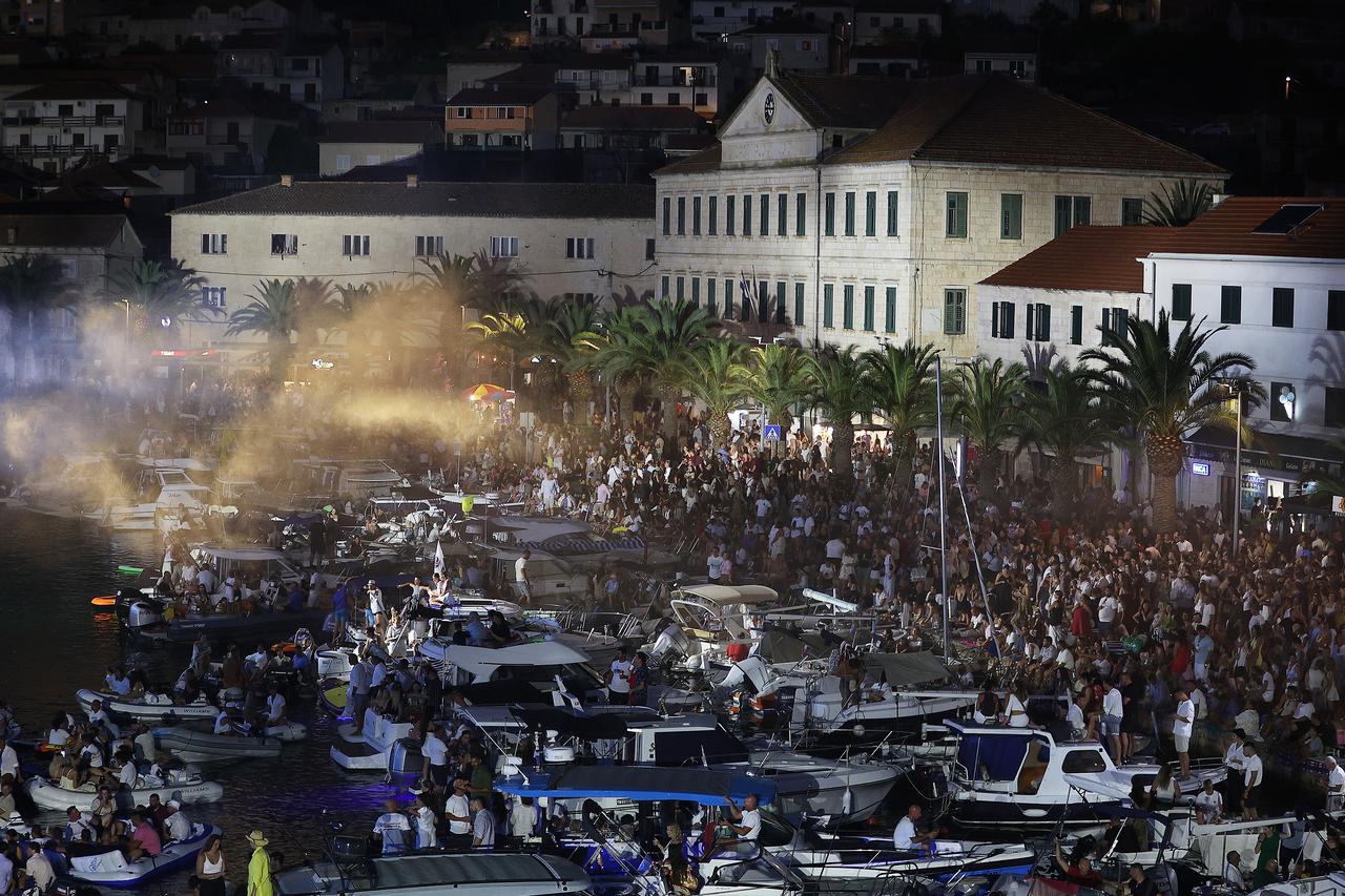 Vela Luka: Ljudi se okupljaju i pripremaju za koncert "Trag u beskraju"