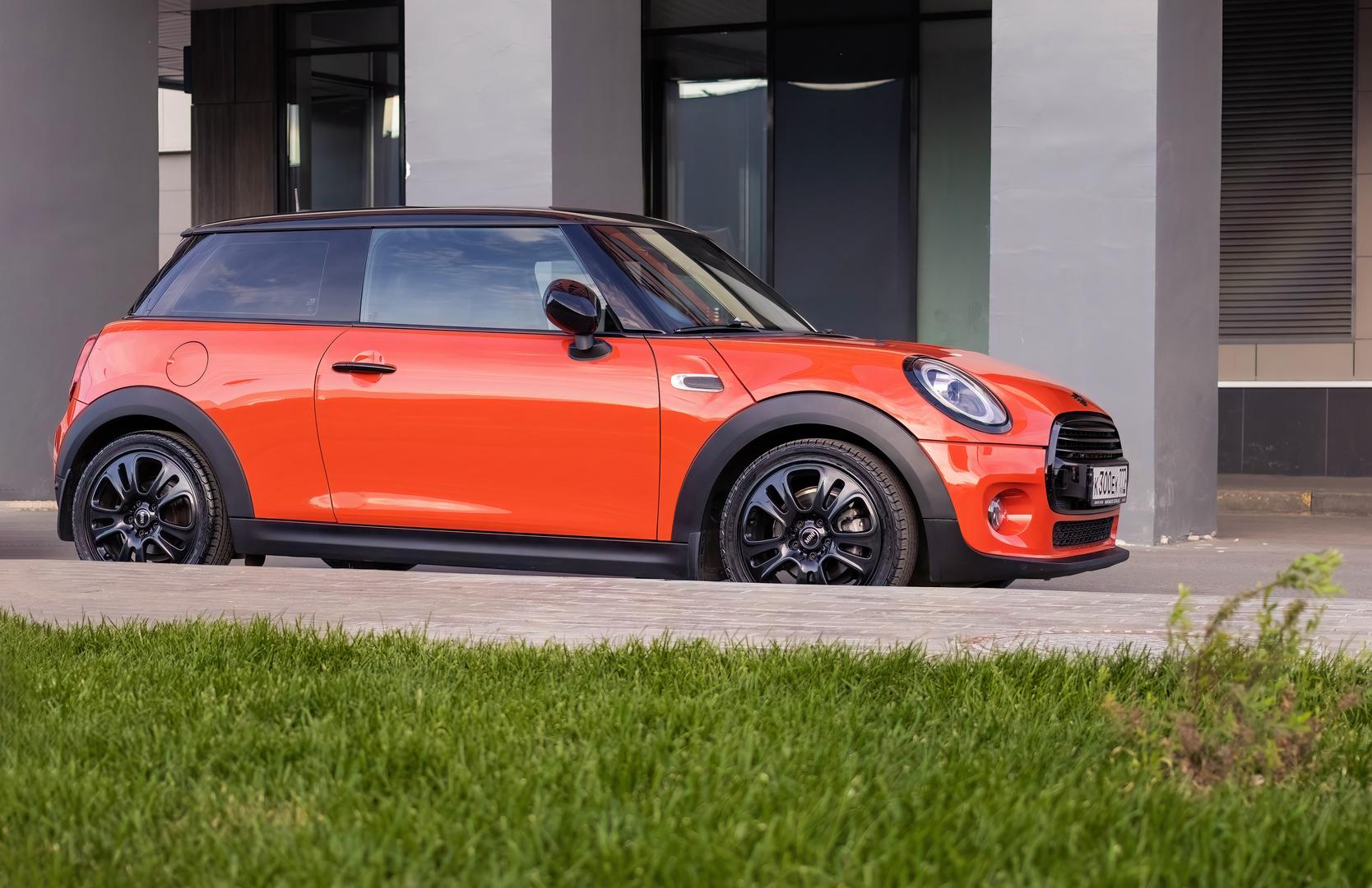 Mini Cooper: Ukupni troškovi održavanja tijekom 10 godina - 7625 dolara. Miniji mogu privući kupce zbog svoje jedinstvene kompaktne veličine i stilskog dizajna, ali nisu najpristupačniji nakon što napuste prodajno mjesto. Održavanje obično košta 1525 dolara tijekom prvih pet godina i dodatnih 6100 dolara tijekom druge polovice desetljeća.