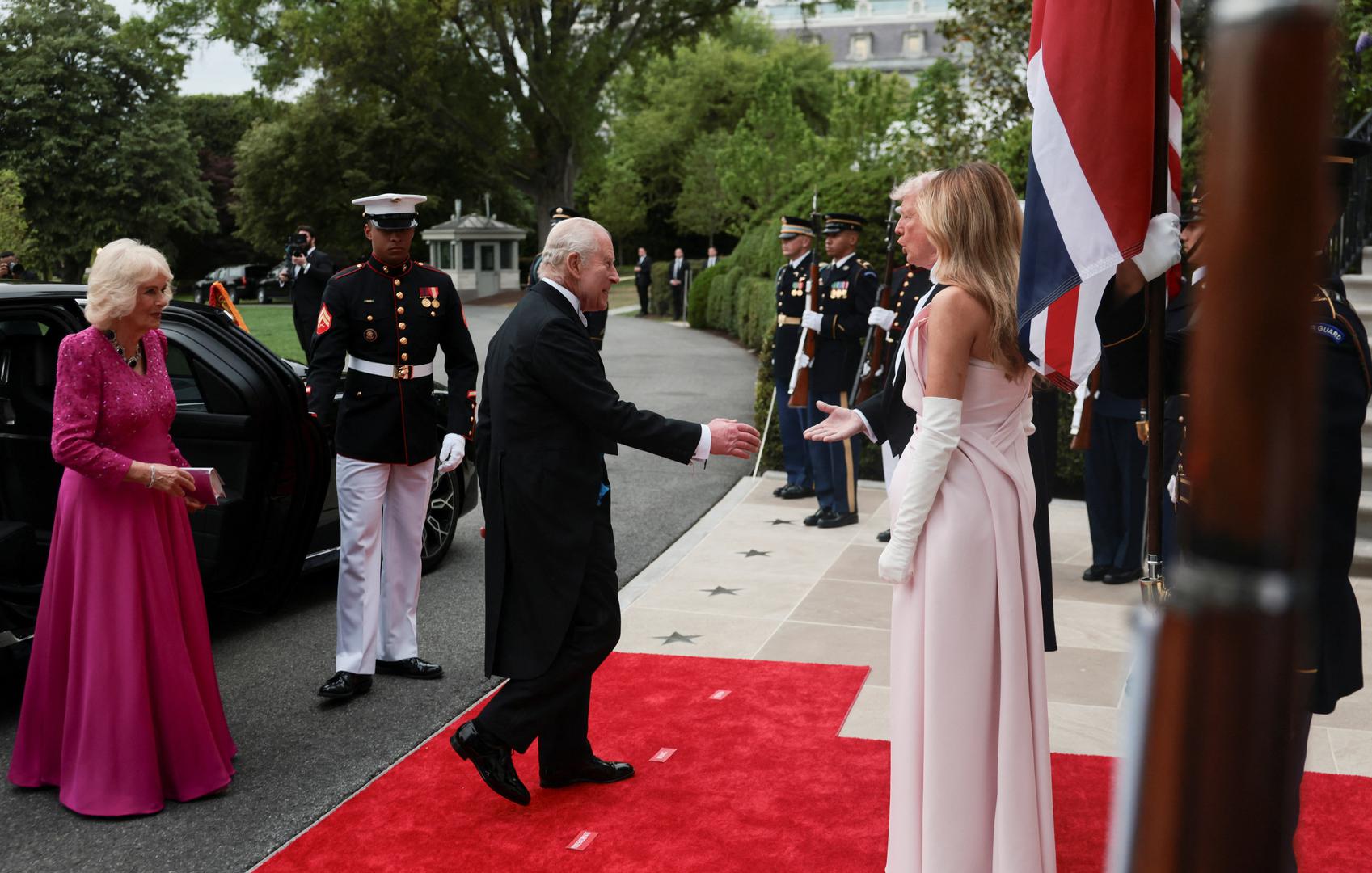 Modna komentatorica Amber Graafland za The Sun tvrdi da su 'mjeseci e-mailova i koordinacije' između timova dviju dama rezultirali 'tihom lekcijom o modi kao obliku diplomacije'. Izjavila je da su 'suptilni detalji njihovih kombinacija govorili mnogo prije nego što je ijedna od njih progovorila, te da su daleko od slučajnih'.