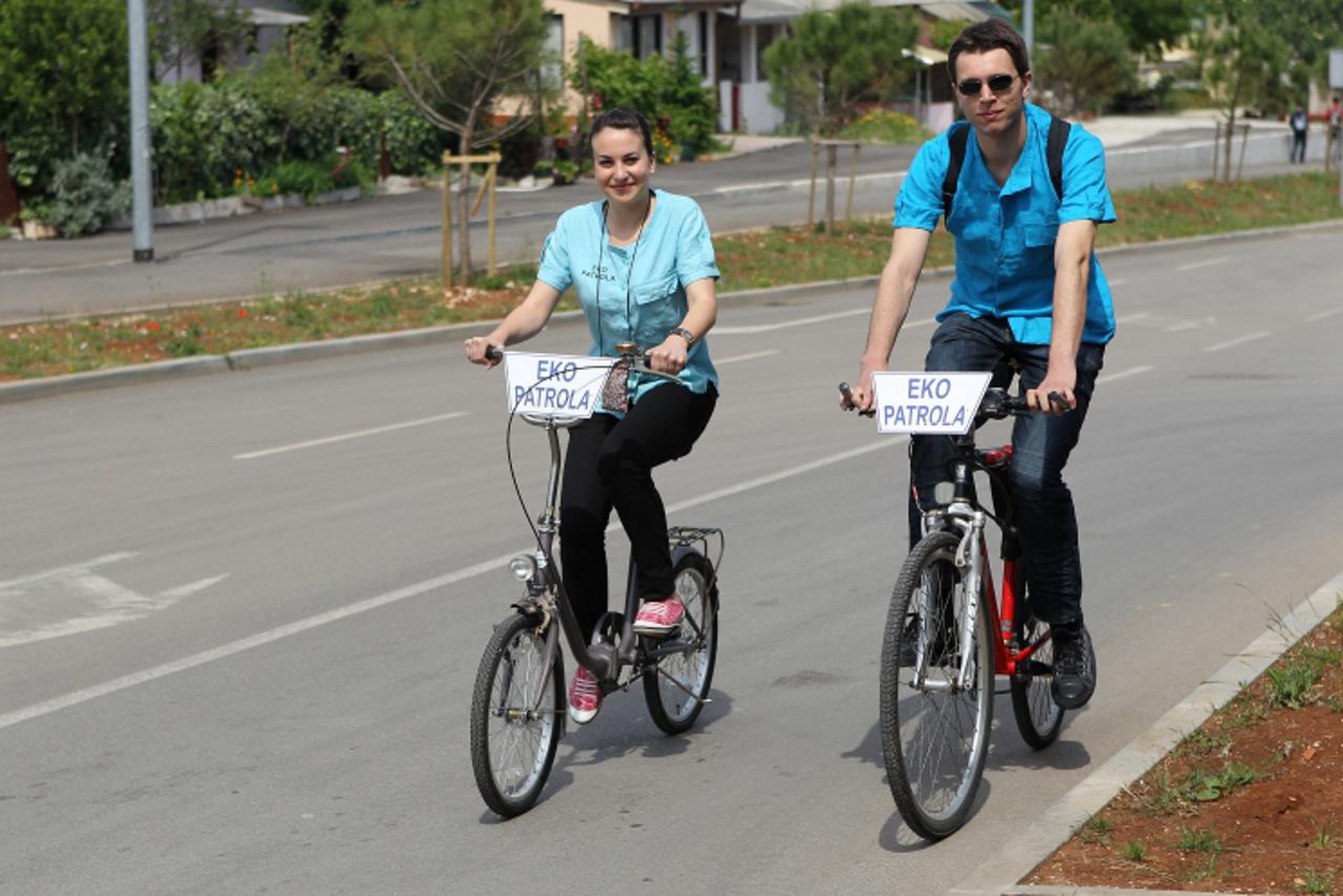 '19.05.2010., Zadar - Djelatnici Eko patrole kontroliraju zadarske kvartove te upozoravaju ljude koji stvaraju divlje deponije. Photo: Filip Brala/PIXSELL'