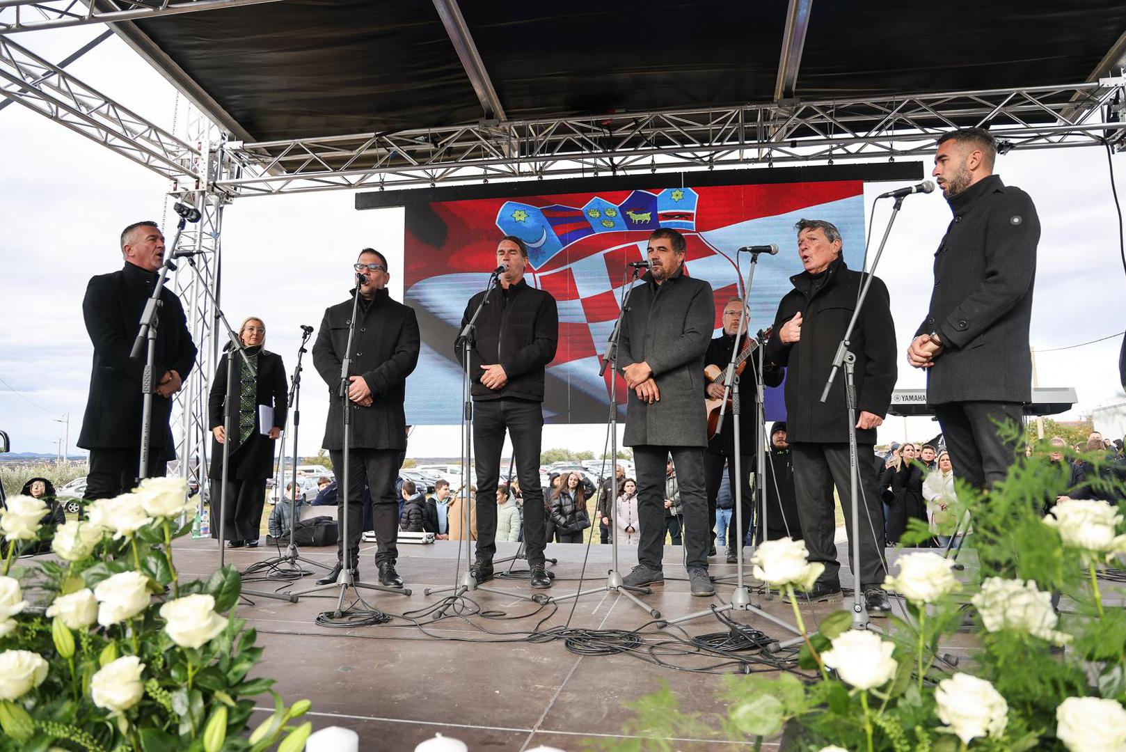 18.11.2025. Skabrnja -  Povodom obiljezavanja Dana sjecanja na zrtve Domovinskog rata i Dana sjecanja na zrtvu Vukovara i Skabrnje, izaslanici Predsjednika Republike i izaslanstvo Vlade  sudjelovali su na  programu obiljezavanja 34. obljetnice stradanja Skabrnje. Photo: Sime Zelic/PIXSELL