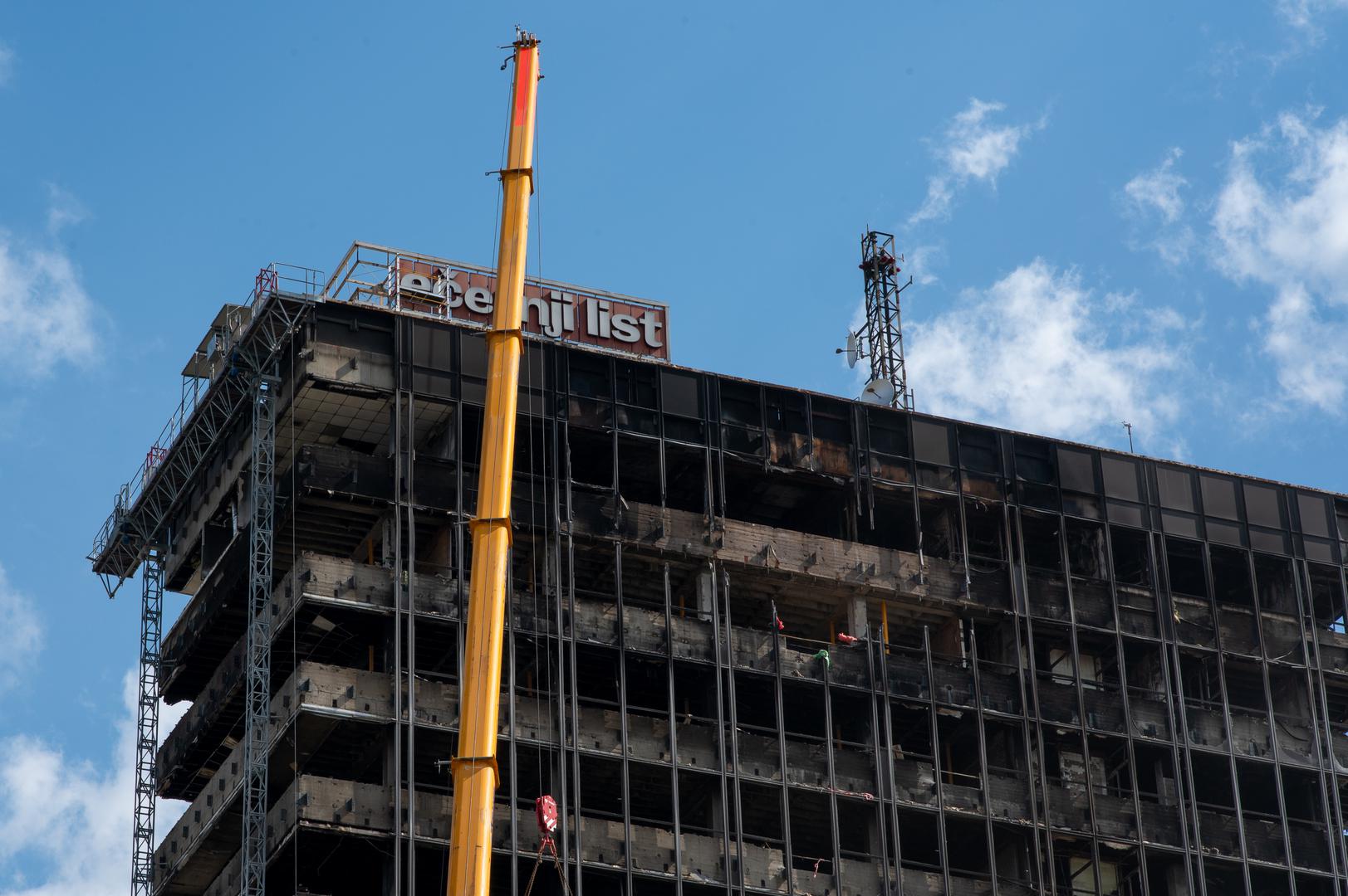Dodao je i da će rokovi biti prilagođeni upravo tom procesu, kako bi se osigurala sigurnost. Skidanjem velikog natpisa dodatno se brišu prepoznatljivi elementi stare zgrade, koja polako nestaje iz zagrebačke vizure.