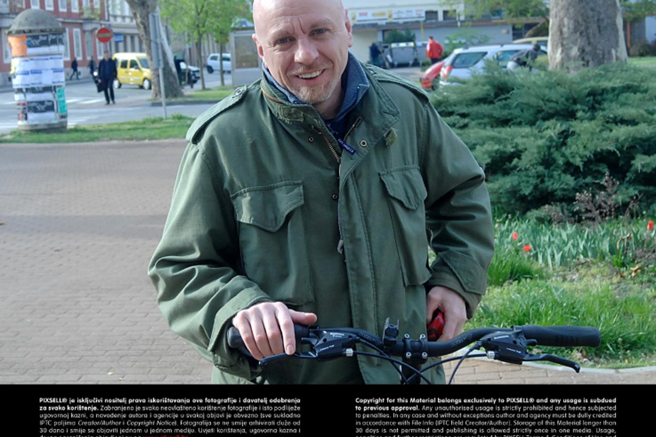 '03.04.2012., Sisak - Zbog nedolaska gradonacelnika Pintarica na Opcinskom sudu u Sisku otkazano je sudjenje sisackom slikaru Marijanu Crtalicu kojega je Pintaric tuzio za klevetu. Marijan Crtalic. Ph