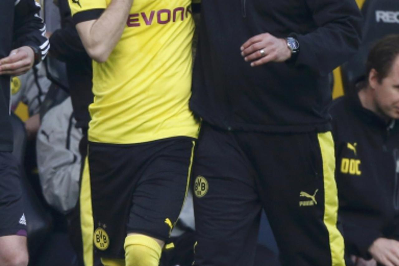'Borussia Dortmund\'s coach Juergen Klopp (R) speaks with Marco Reus during their German first division Bundesliga soccer match against Bayern Munich in Dortmund May 4, 2013. REUTERS/Wolfgang Rattay (