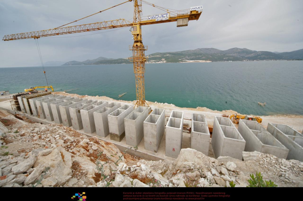 \'26.05.2009.,Brijesta, poluotok Peljesac - Mjesto na kojem bi se Peljeski most trebao spojiti s kopnom. Premijer Ivo Sanader u obilasku gradilista buduceg mosta. Sve u svrhu predizborne kampanje.Teku