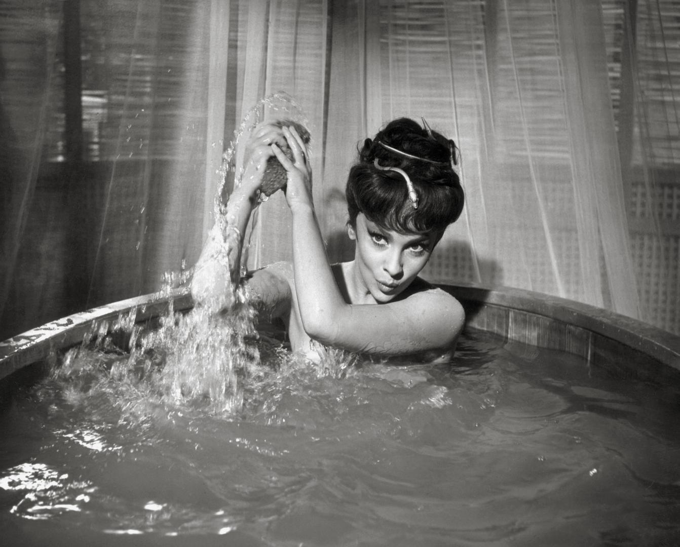 Rođena je u Subiacou, mjestašcu pedesetak kilometara udaljenom od Rima. kao Luigina Lollobrigida, draga od četiri kćeri Giovannija Mercurija, vlasnika malene tvornice pokućstva, i Giuseppine, kućanice.