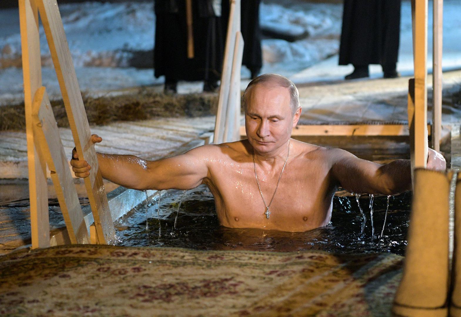 Brojni Rusi, među kojima predsjednik Vladimir Putin, kupali su se u noći s četvrtka na petak u zamrznutim rijekama i jezerima za ledena vremena koje je mjestimično natjeralo vlasti da otkažu u nekim područjima taj ritual kojim se obilježava pravoslavno Bogojavljenje