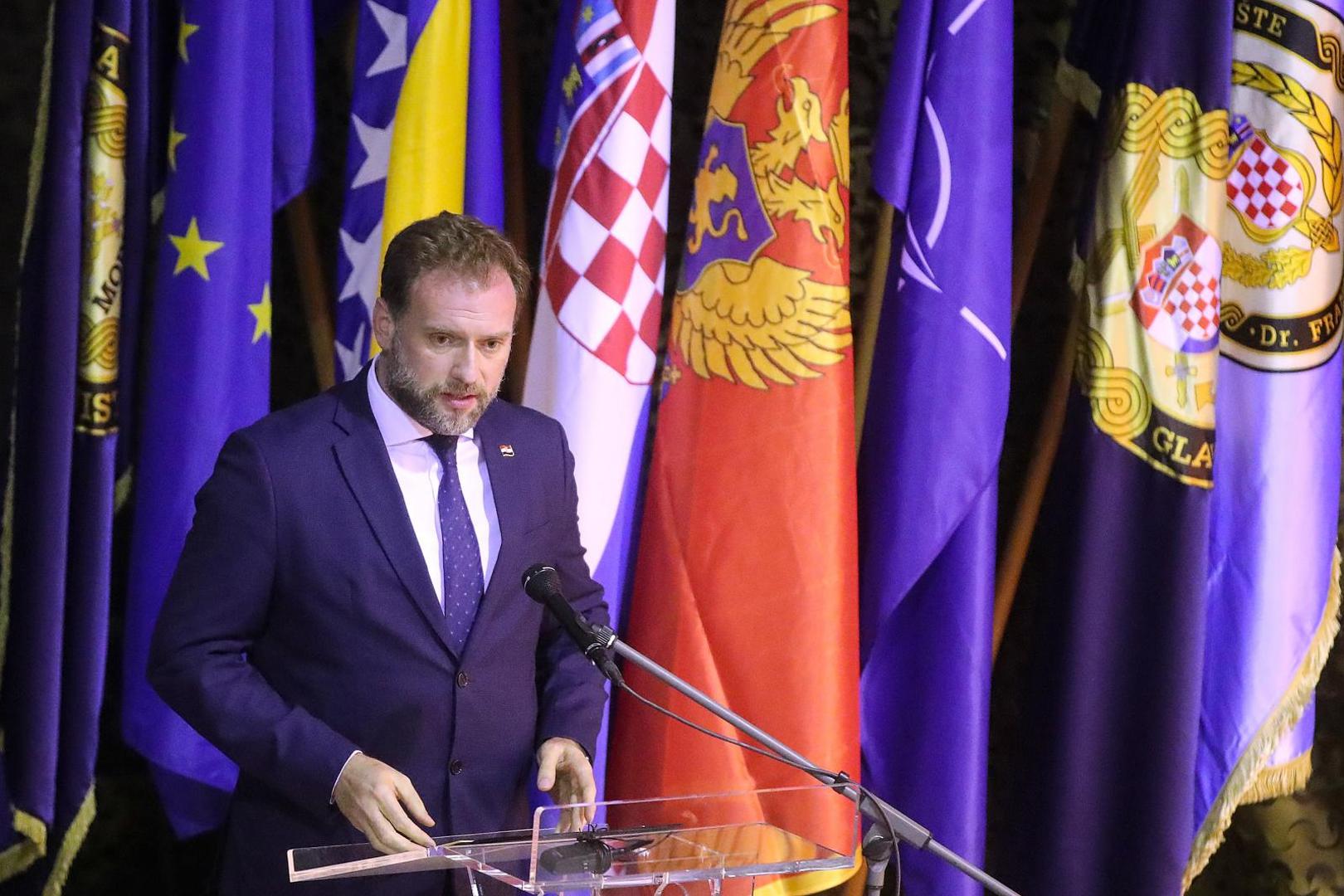 21.12.2020., Zagreb - Predsjednik Republike i vrhovni zapovjednik Oruzanih snaga Republike Hrvatske Zoran Milanovic, uz ministra obrane Maria Banozica i nacelnika Glavnog stozera Oruzanih snaga RH admirala Roberta Hranja sudjelovao je na obiljezavanju 29. obljetnice osnutka Hrvatskog vojnog ucilista Dr. Franjo Tudjman i svecanoj promociji polaznika preddiplomskih i diplomskih sveucilisnih studija Vojno inzenjerstvo i Vojno vodjenje i upravljanje, koja se odrzala u vojarni Petar Zrinski na Hrvatskom vojnom ucilistu Doktor Franjo Tudjman. Photo: Goran Stanzl/PIXSELL