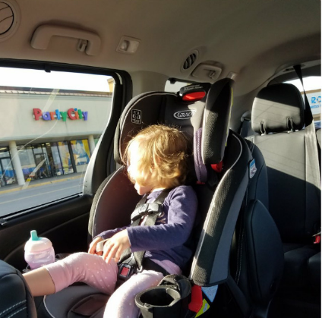 Djevojčica je počela histerično plakati jer joj tata nije dozvolio da vozi auto.