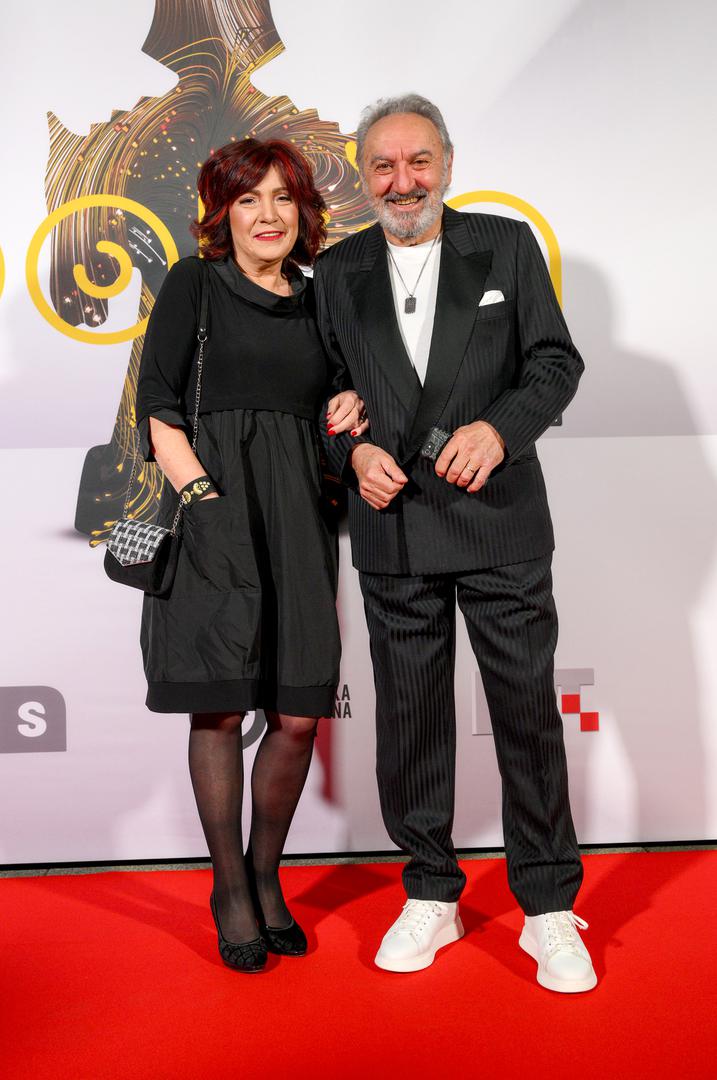 Porina za najbolji album zabavne glazbe dobio je Swingers za "Zapleši twist". Nominirani su bili i Gazde za album "Ispod ovih oblaka" i Vladimir Kočiš Zec za album "Tako je to kada se voli".

