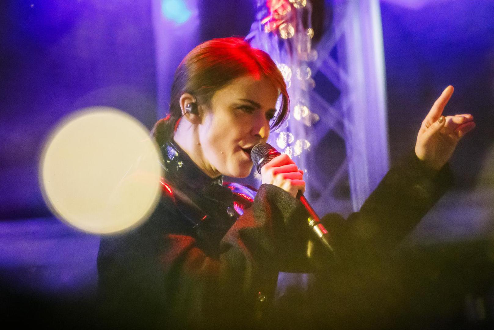 U Splitu je svojim hitovima ' Jutro donosi kraj', 'Dolje na koljena', 'Da znaš', 'Neka ljudi govore' i drugima u božićna događanja publiku uvela Vesna Pisarović.