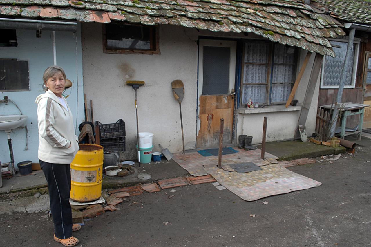 '11.02.2013., Sisak,Topolovac - Dragica Kozaric zivi od 800 kn mirovine u trosnoj zgradi staroj gotovo 200 godina koja je bila u vlasnistvu propalog poljoprivrednog gospodarstva u Sasnoj Gredi gdje je