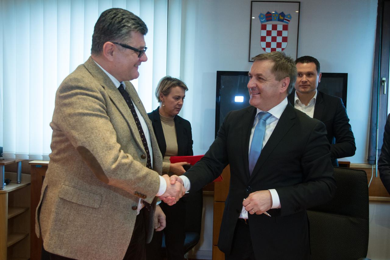 06.02.2017., Velika Gorica - Gradonacelnik Drazen Barisic potpisao je ugovor o suradnji s predstavnicima Doma zdravlja.  Veceslav Bergman, Drazen Barisic.  Photo: 