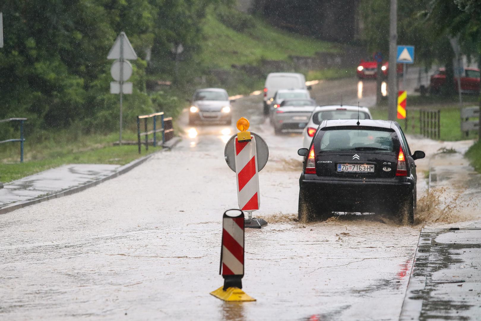 26.07.2020., Zagreb - Jako nevrijeme s kisom i tucom pogodilo je Crnomerec te je u ulici Fraterscica uzrokovalo vodenu bujicu i pucanje asfalta.  Photo: Luka Stanzl/PIXSELL